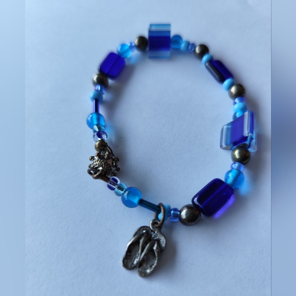 4/$20💥Chic Beaded Bracelet with Flip-Flop Charm